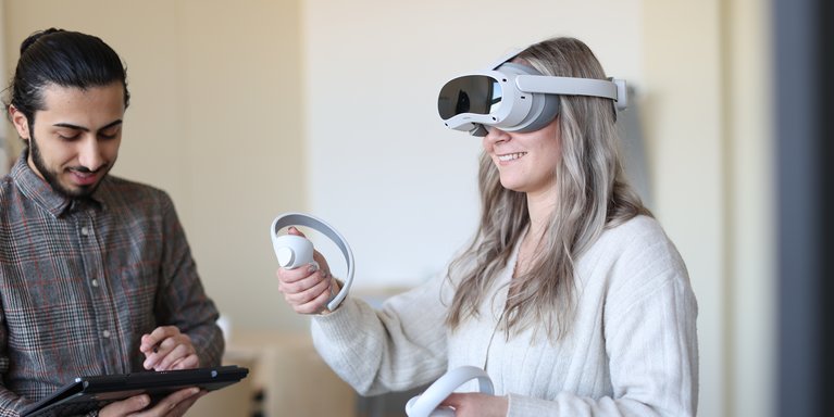 Studierende mit AR-Brille