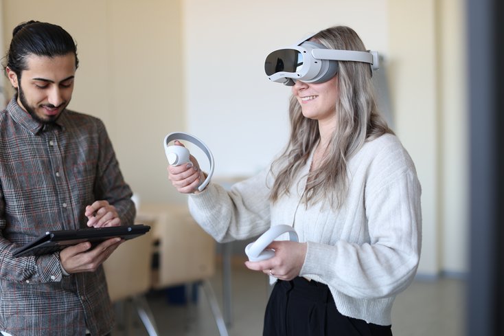 Studierende mit AR-Brille