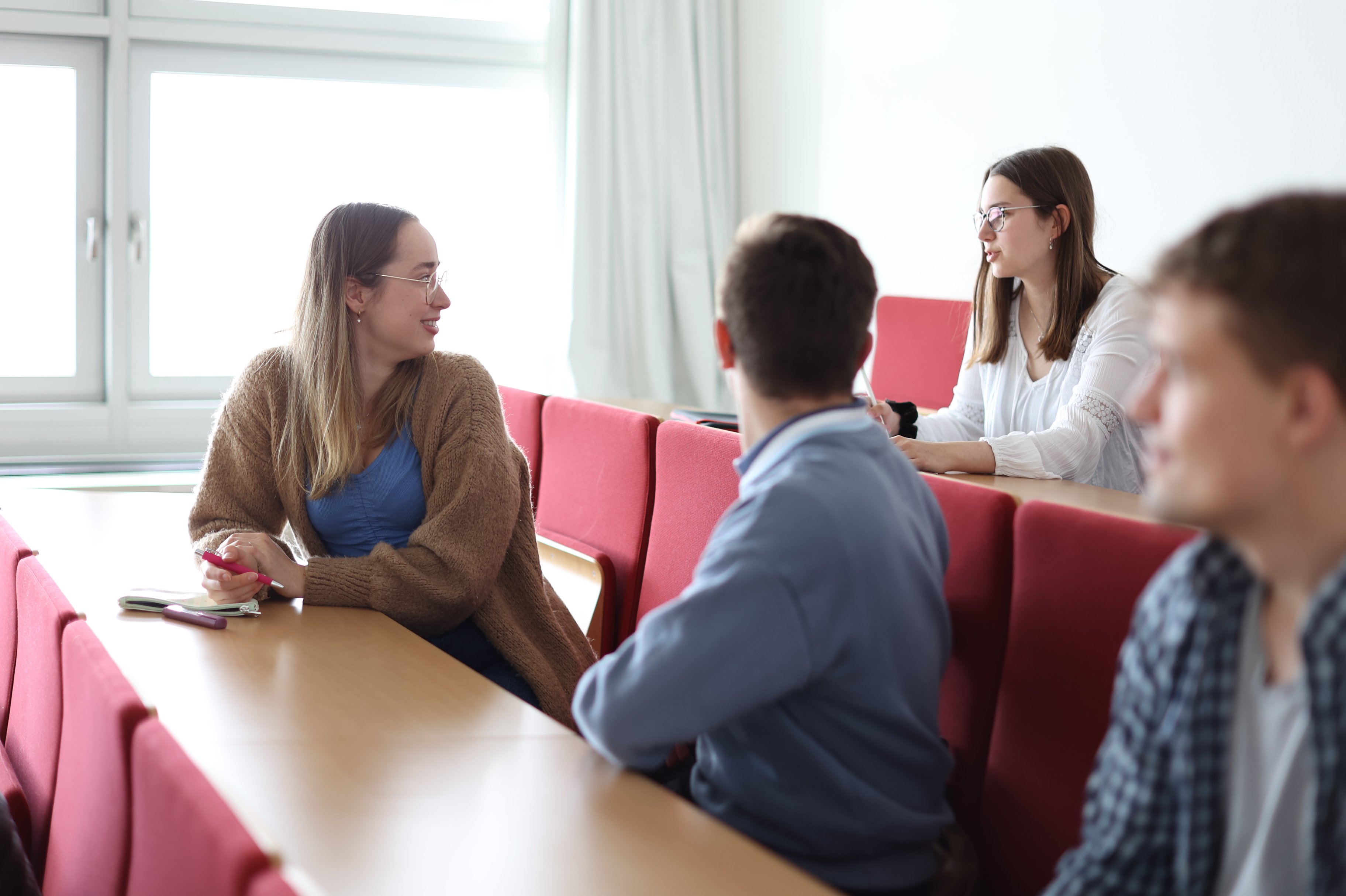 Studierende in der Vorlesung im großen Hörsaal