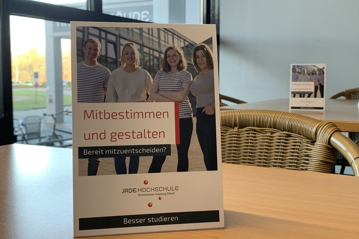 Tischaufsteller zur Kampagne "Mitbestimmen und gestalten" (Foto: Sonja Wessels/Jade HS)
