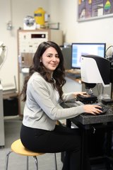 Studentin arbeitet am Mikroskop.