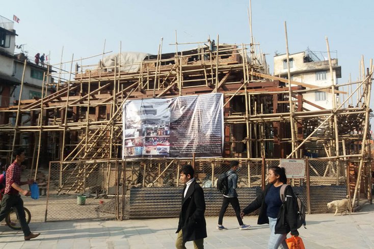 Durch das große Erdbeben von 2015 wurden viele Kulturdenkmäler in Nepal zerstört. Seither finden mit internationaler Hilfe zahlreiche Renovierungsarbeiten statt, wie hier am Durbar Square in Kathmandu.