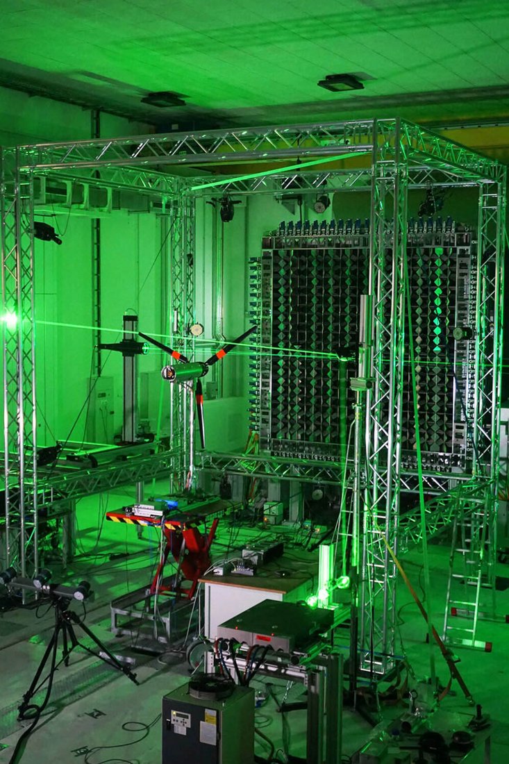 Für den Versuch sind zwei optische Messsysteme und eine Modellwindkraftanlage vor dem Turbulenzgenerator (aktives Gitter) aufgebaut. Foto: Lars Kröger
