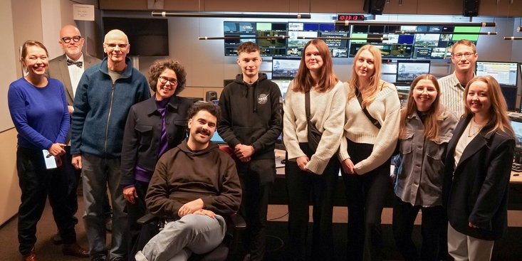 Gruppenbild mit Studierenden, Lehrenden und Vertretern von Radio Bremen im Studio von Radio Bremen