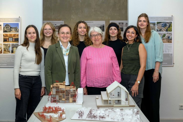Prof. Dr. Iris M. Reuther und Dagmar Pommerening vom ING-Net (Mitte von links) mit den Studentinnen der Jade Hochschule (Bild: Izabela Mittwollen)