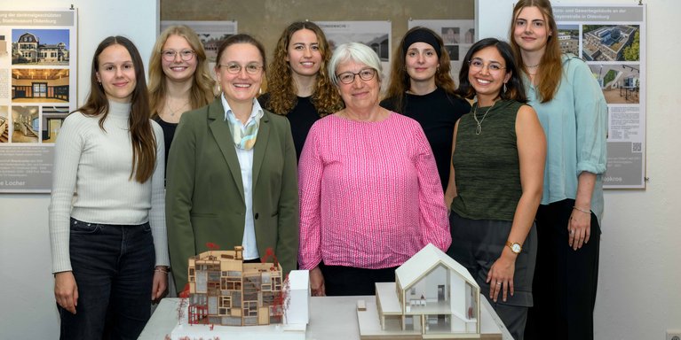 Prof. Dr. Iris M. Reuther und Dagmar Pommerening vom ING-Net (Mitte von links) mit den Studentinnen der Jade Hochschule (Bild: Izabela Mittwollen)