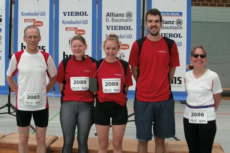 Beim Brunnenlauf (v.l.): Andreas Schmidt, Anna Herbers, Bianca Oehlerking, Klaas Mehrtens und Helga Schmidt (Foto: Jade HS)