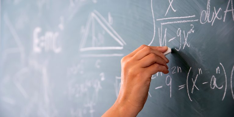 Neues Angebot „Basiswissen Mathe in Präsenz“ zum Studienstart (Bild: Adobe Stock)