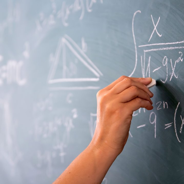 Neues Angebot „Basiswissen Mathe in Präsenz“ zum Studienstart (Bild: Adobe Stock)