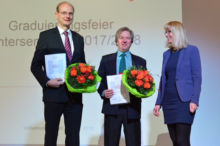 Prof. Dr. Andrea Czepek (re.) freute sich, den dritten Jade Lehrpreis an (v.l.) Prof. Dr.-Ing. Jens Werner und an Prof. Dr. Lars Nolle zu vergeben. Foto: Jade HS/Axel Biewer