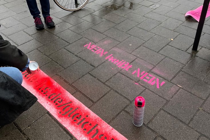 Das Team der Gleichstellungsstelle sprühte mit Kreidespray ihre Botschaft auf die Straße. (Foto: Christine Fornoff-Petrowski/Jade HS)