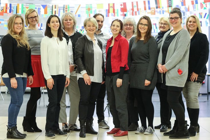 Andrea Menn (5.v.li.) und Iris Wilters (5.v.re.) und das Team des International Office. Foto: Jade HS