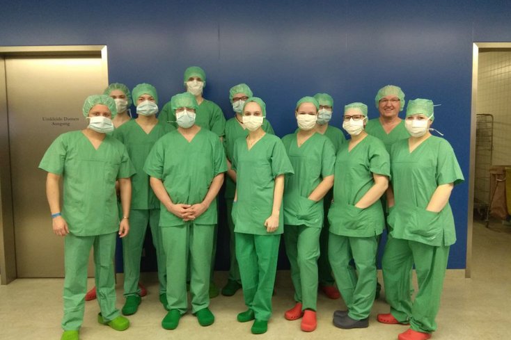 Neben dem Besuch im Operationssaal des Klinikums Bogenhausens konnten die Studierenden ein System zur transkranialen Magnetstimulation besichtigen. Foto: Jade HS