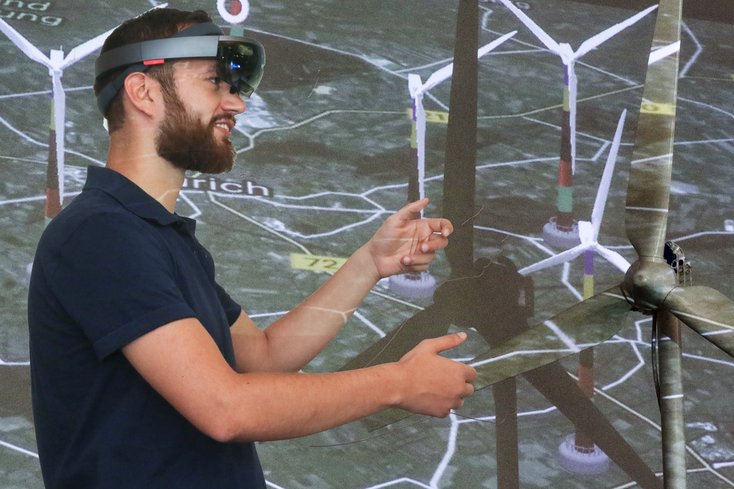 Um Produktionsprozesse in einem Windenergiepark zu steuern ist nicht mehr viel nötig: Die Brille, die sogenannte „HoloLens“, reicht aus. Die Steuerung erfolgt nur über die Hände des Nutzers. Foto: Jade HS/Piet Meyer