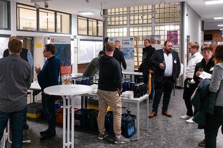 InnosysDialog „Digitalisierung im Baubetrieb“: Teilnehmende im Gespräch (Foto: Jan Jesko Mantey/Universität Oldenburg)