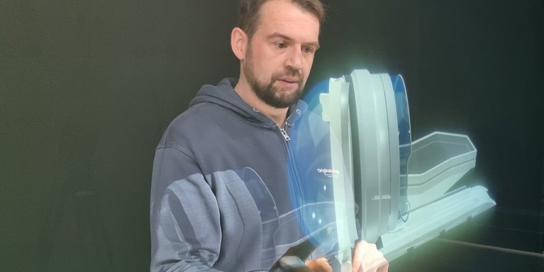 3D-Modelle lassen sich am Smart-Lightboard nicht nur darstellen sondern auch mit den Fingern drehen, vergrößern und beschriften. (Foto: Jade HS/Daniela Wrage)