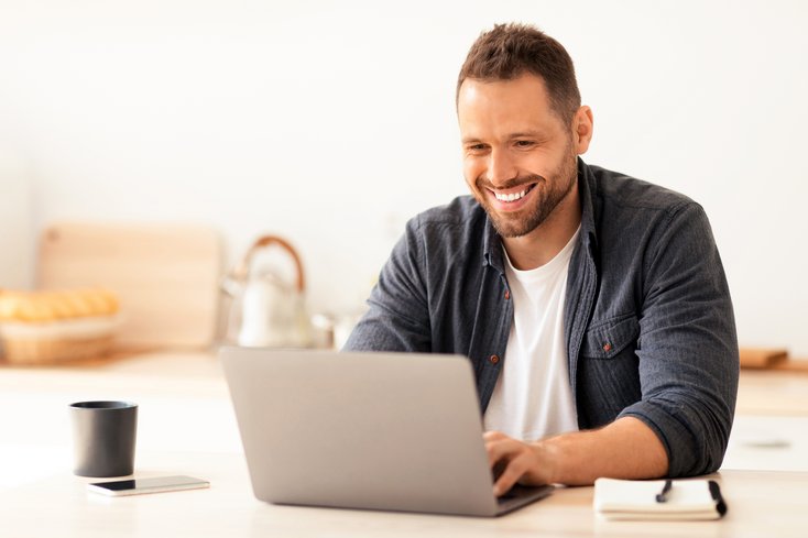 Studierender Wirtschaftsingenieurwesen online am Laptop