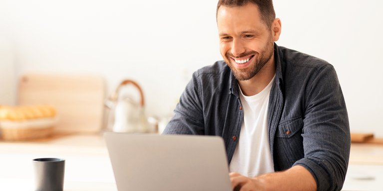 Studierender Wirtschaftsingenieurwesen online am Laptop