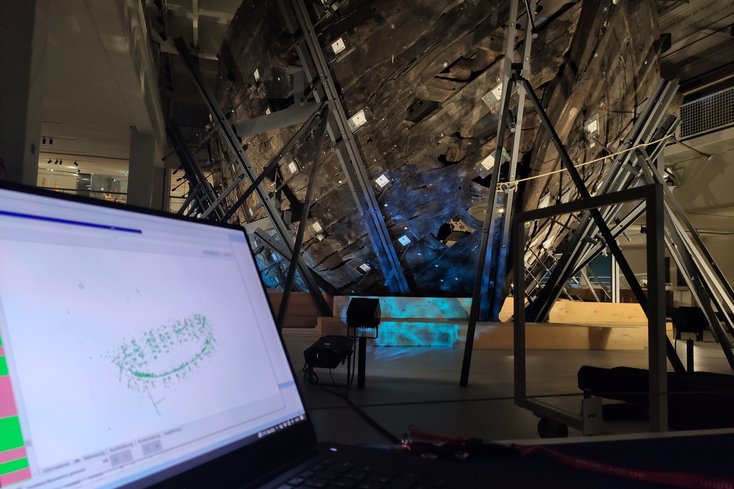 Die photogrammetrische Vermessung der Bremer Kogge erfolgt anhand kleiner Messpunkte, deren Positionen digital erfasst werden. (Foto: Jade HS)