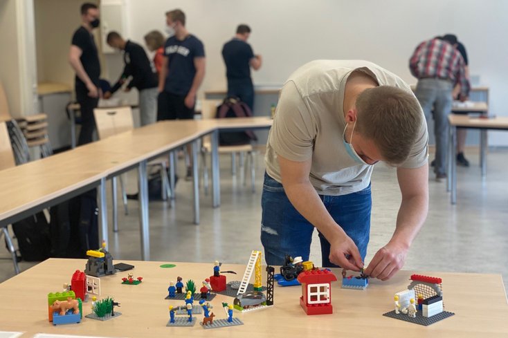 Das Ziel des Workshops bestand darin, eine Aufgabe im Bereich der Softwareentwicklung mit Hilfe von speziell dafür zusammengestellten Bausätzen in Form eines 3D-Modells greifbar zu machen und zu lösen. (Fotos: Andreas Baumgart/Jade HS)