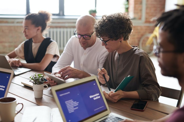 In der Schreibwerkstatt meistern die Promovierenden die Herausforderungen des wissenschaftlichen Schreibens gemeinsam. (Foto: pexels)