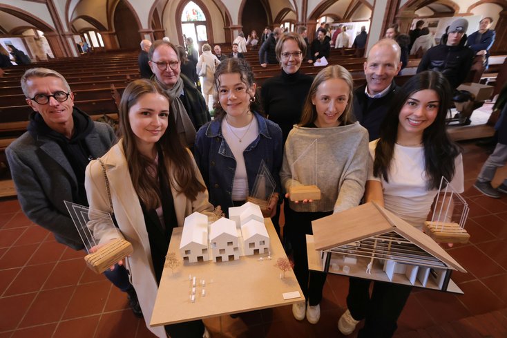 Die Architektur-Studierenden präsentieren stolz ihre Entwürfe zur Neugestaltung des Gemeindezentrums. (Foto: Piet Meyer)
