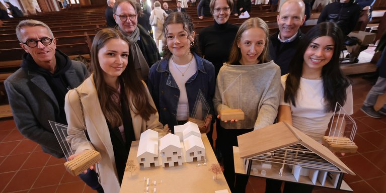 Die Architektur-Studierenden präsentieren stolz ihre Entwürfe zur Neugestaltung des Gemeindezentrums. (Foto: Piet Meyer) 