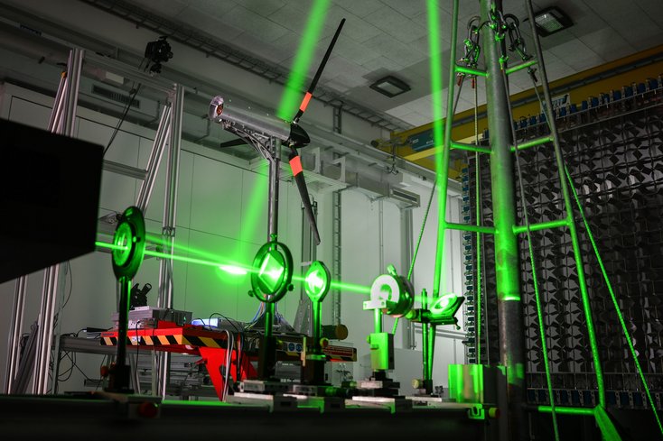 Versuchsaufbau im turbulenten Windkanal mit Modellwindturbine (Rotordurchmesser 1,8 Meter) und Laser (Foto: J. Puczylowski, ForWind)