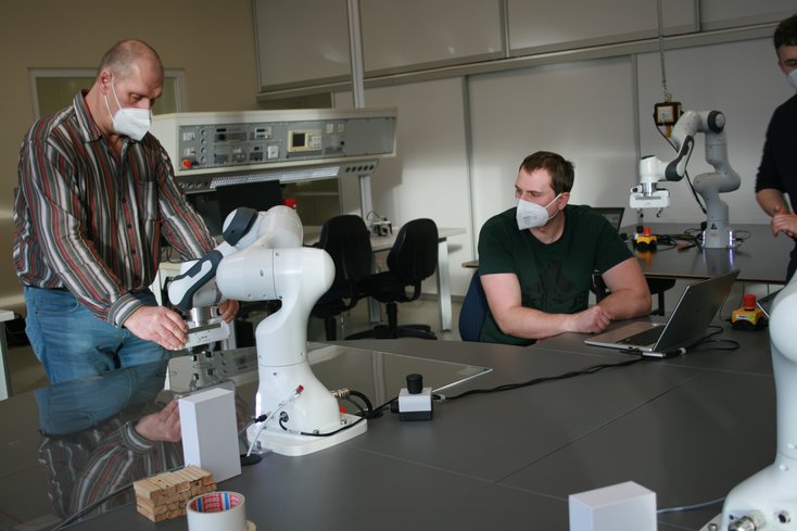 Die Mitarbeiter des außerschulischen Lernorts Technik und Natur e.V. erhielten in der Roboterfabrik eine Einweisung im Umgang mit kollaborativen Robotern. (Fotos: Jade HS)