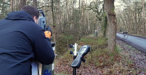 Kalibrierung eines Tachymeters auf Messpfeiler auf der Kalibrierstrecke in Sandkrug