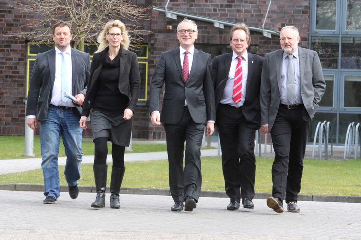 Das Präsidium im Jahr 2015: (von links) Prof. Dipl.-Ing. Thomas Wegener, Prof. Dr. Andrea Czepek, Prof. Dr. Manfred Weisensee, Markus Wortmann und Prof. Dr. Uwe Weithöner (Bild: Jade HS) 