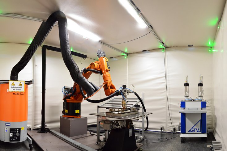 Der Industrieroboter mit Bearbeitungskopf in der Laserschutzeinhausung (Foto: Malte Schmidt/Jade HS)