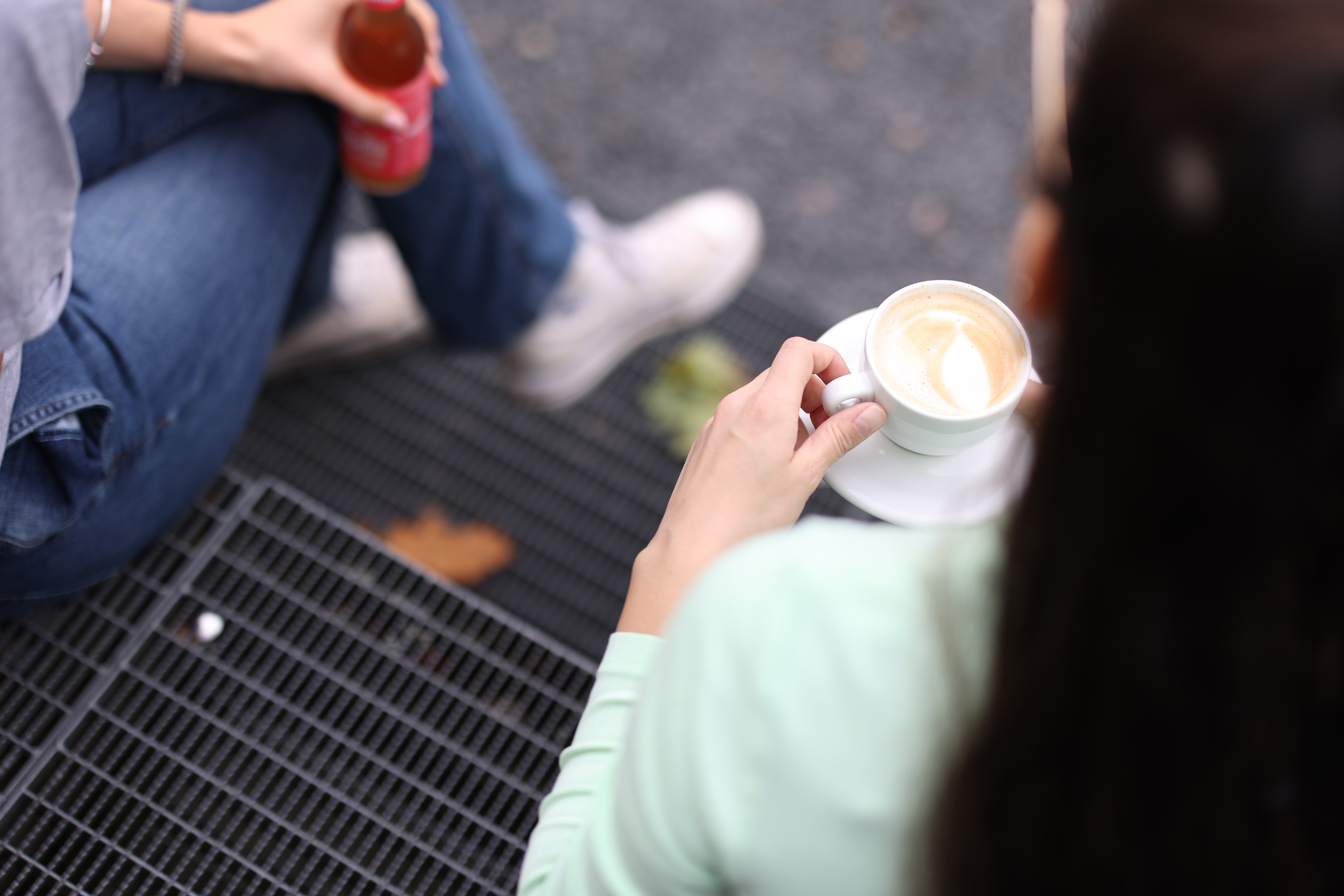 Pausensituation mit Geträngen auf dem Schoß.