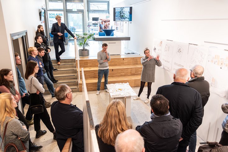 Studierende präsentieren ein Architekturprojekt