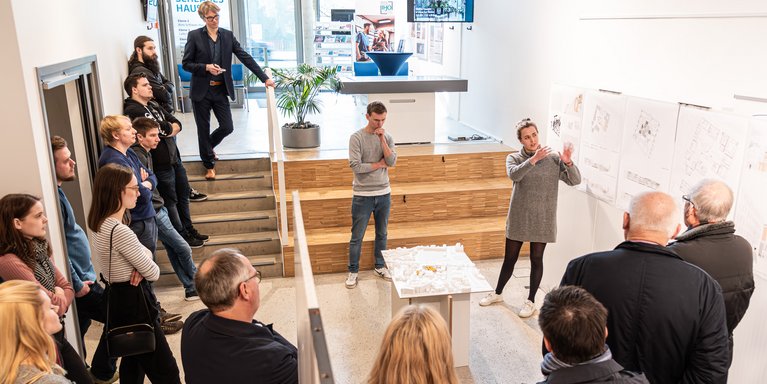 Studierende präsentieren ein Architekturprojekt
