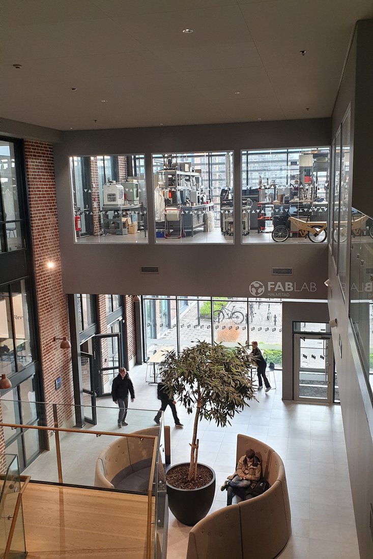 Das „Fablab“ der Hochschule in Halmstadt. Die helle, offene Architektur des Campus schafft eine angenehme Arbeitsatmosphäre. (Foto: Jade HS/ Iris Reuther)