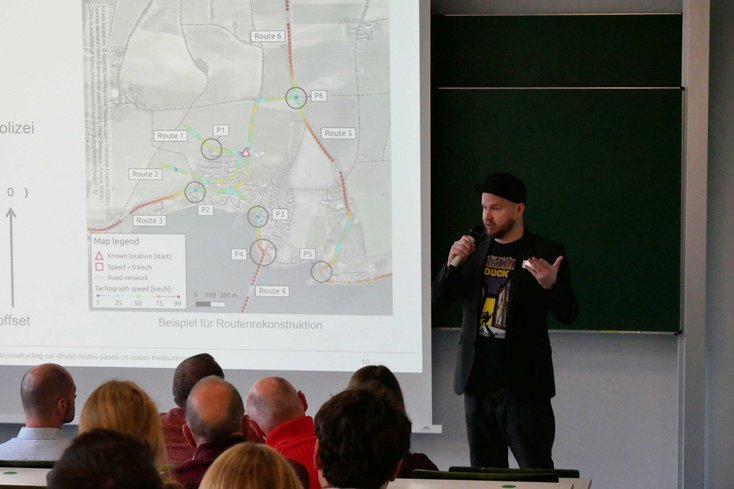 Tobias Werner (im Bild), Jörn Ahlers und Prof. Thomas Brinkhoff entwickelten für die Polizei eine App zur Auswertung von Daten eines Fahrtenschreibers und trugen dazu bei, dass die Leiche einer jungen Frau aufgefunden werden konnte. (Foto: Jade HS)