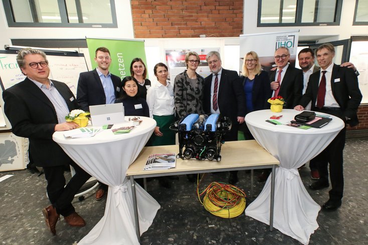 Ministerin Karliczek (Mitte) mit dem Team der Innovativen Hochschule, Präsidiumsmitgliedern und weiteren Hochschulangehörigen. Foto: Piet Meyer/Jade HS