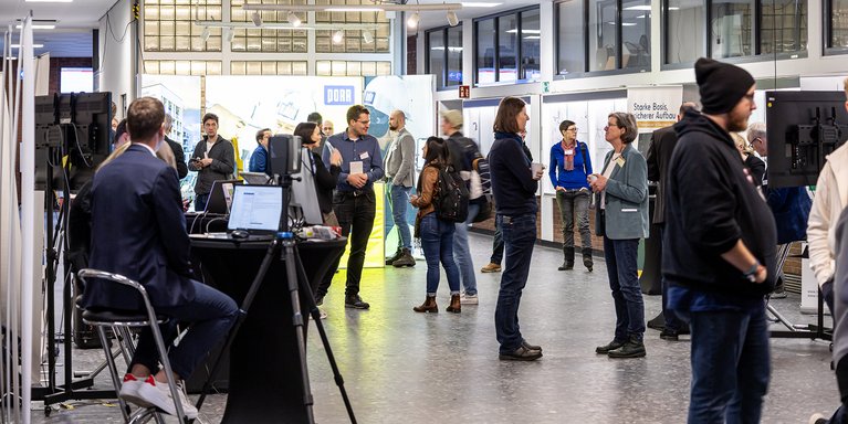 Bei einer Veranstaltung an der Jade Hochschule unterhalten sich viele Personen.