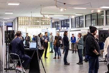 Bei einer Veranstaltung an der Jade Hochschule unterhalten sich viele Personen.