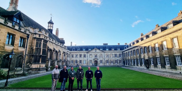 v.l. Jérôme Agater, Ammar Memari, Frank Wallhoff, Tobias Neiß-Theuerkauff, Martin Kumm und Lars Nolle auf dem Peterhouse Court der Universität Cambridge. (Foto: privat)