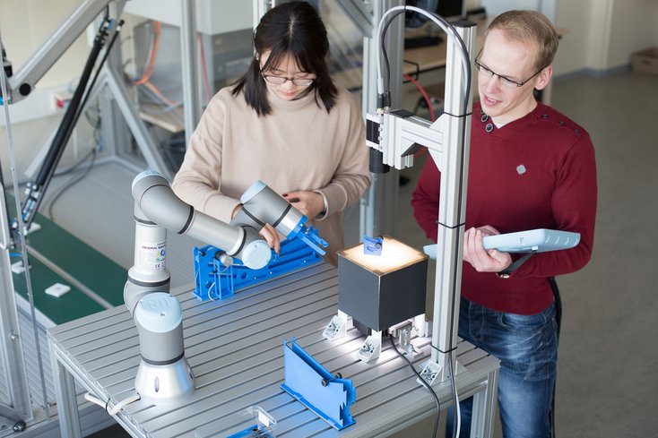Die Mitarbeiter und Mitarbeiterinnen des Technologietransfers vermitteln unter anderem Studierende in Unternehmen, die dort Praktika absolvieren, Studien- und Abschlussarbeiten schreiben oder an Studienprojekten mitwirken. Foto: Bonnie Bartusch/Jade HS