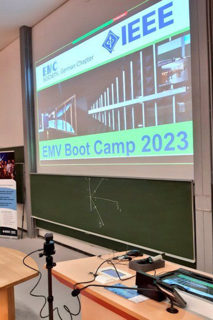 Der weltweit größte technische Berufsverband, das Institute of Electrical and Electronics Engineers (IEEE), lud Experten zum EMV Boot Camp nach Wilhelmshaven ein. (Foto: Mathias Magdowski)