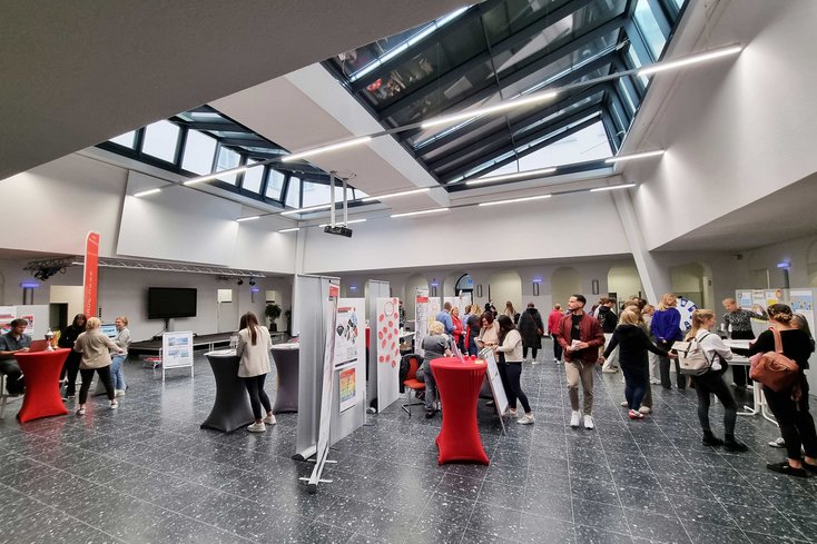 Im Lichthof am Campus Oldenburg informierten sich Bedienstete und Studierende über das Gesundheitsangebot der Jade Hochschule. (Foto: Jade HS/Daniela Wrage)