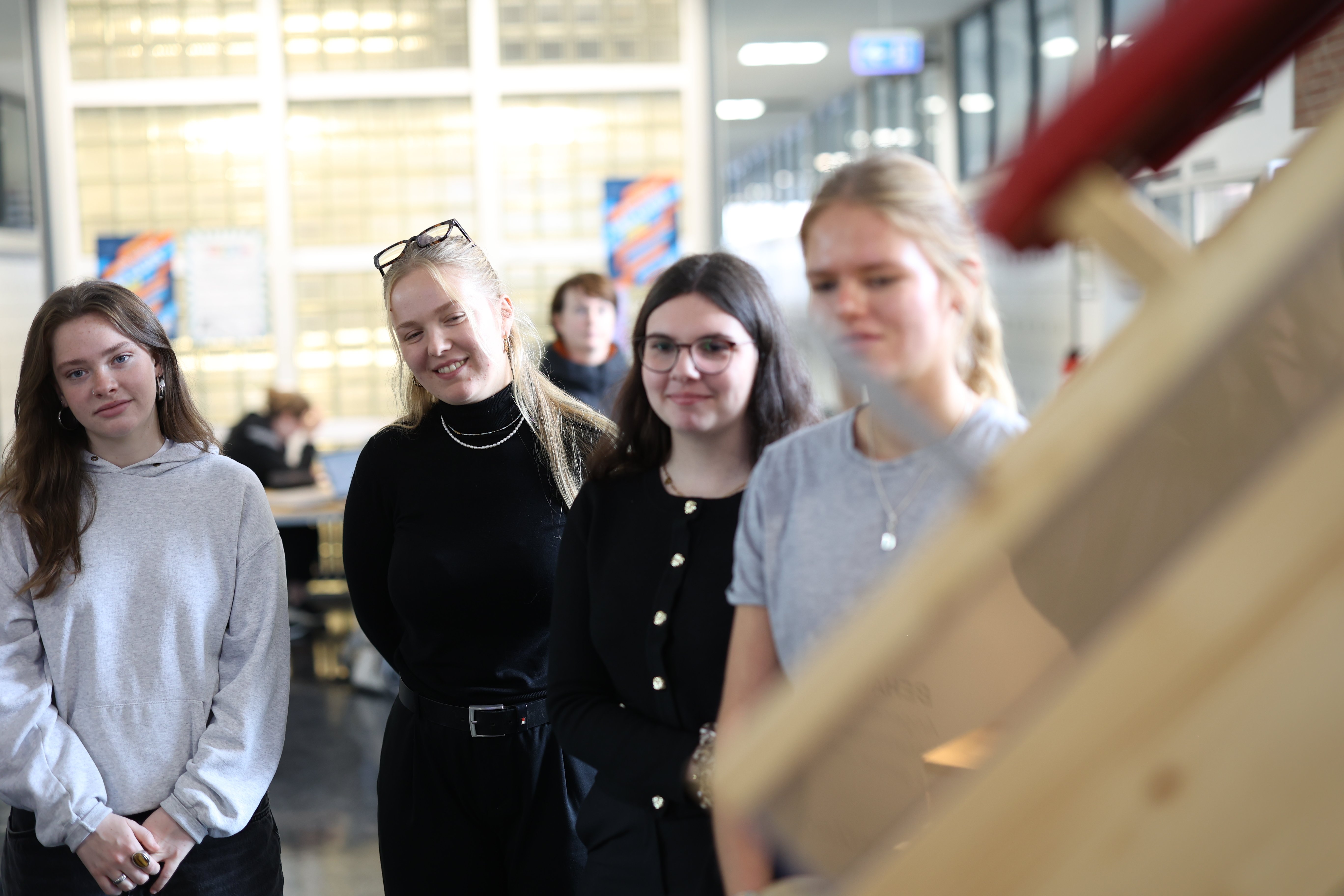 Studierende schauen sich Materialmuster an.