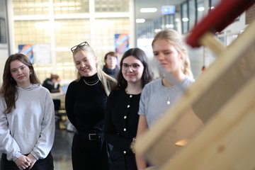 Studierende schauen sich Materialmuster an.