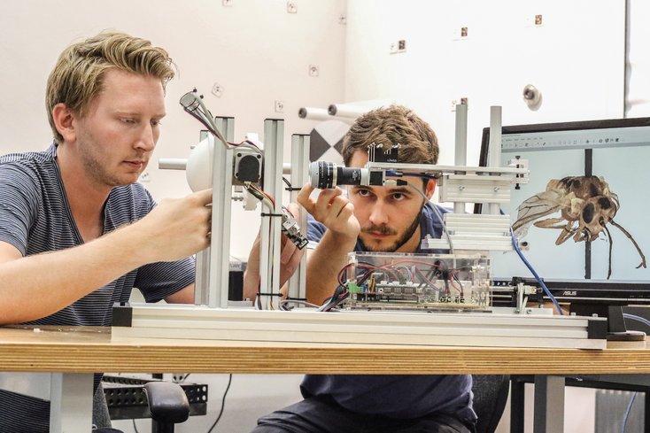 Die Master-Studenten Niklas Haase (li.) und Paul Kalinowski (re.) entwickelten den Insektenscanner im Labor für optische 3D-Messtechnik der Jade Hochschule weiter. Fotos: Piet Meyer/Jade HS