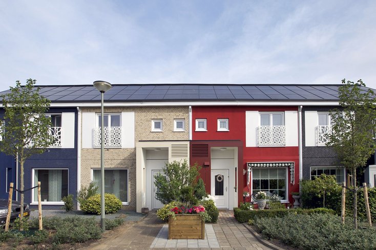 Die Fabrik soll kostengünstige Sanierungspakete für drei Haustypen anbieten: Reihenhäuser, Doppelhaushälften und Apartment-Häuser. Ein Paket enthält eine neue Fassade, neue Dachpaneele inklusive Solarzellen sowie Heizungs- und Belüftungselemente. (Foto: INDU ZERO)