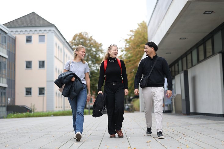 Studierende gehen über den Campus Oldenburg.
