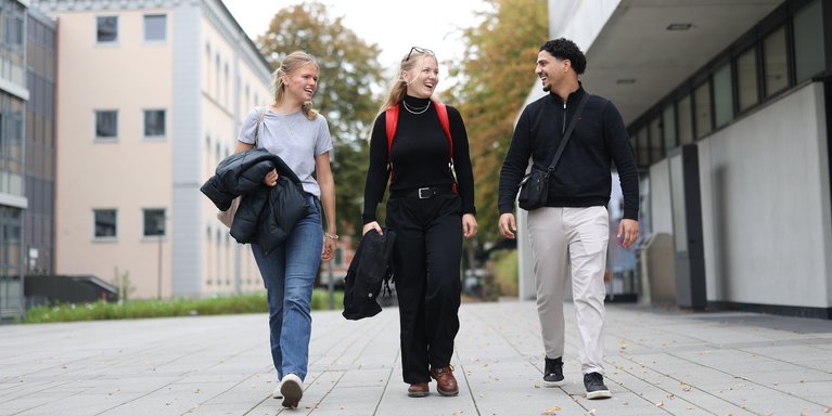 Studierende gehen über den Campus Oldenburg.